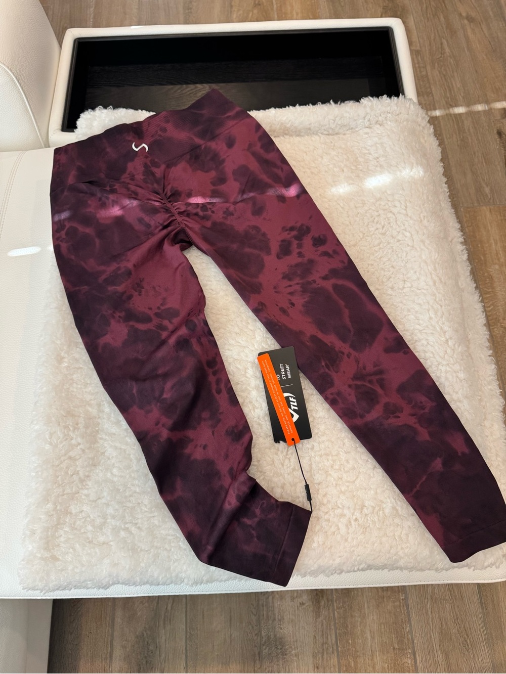 TLF Cosmic Seamless Scrunch Butt
Leggings- Cherry NWT - Picture 7 of 8